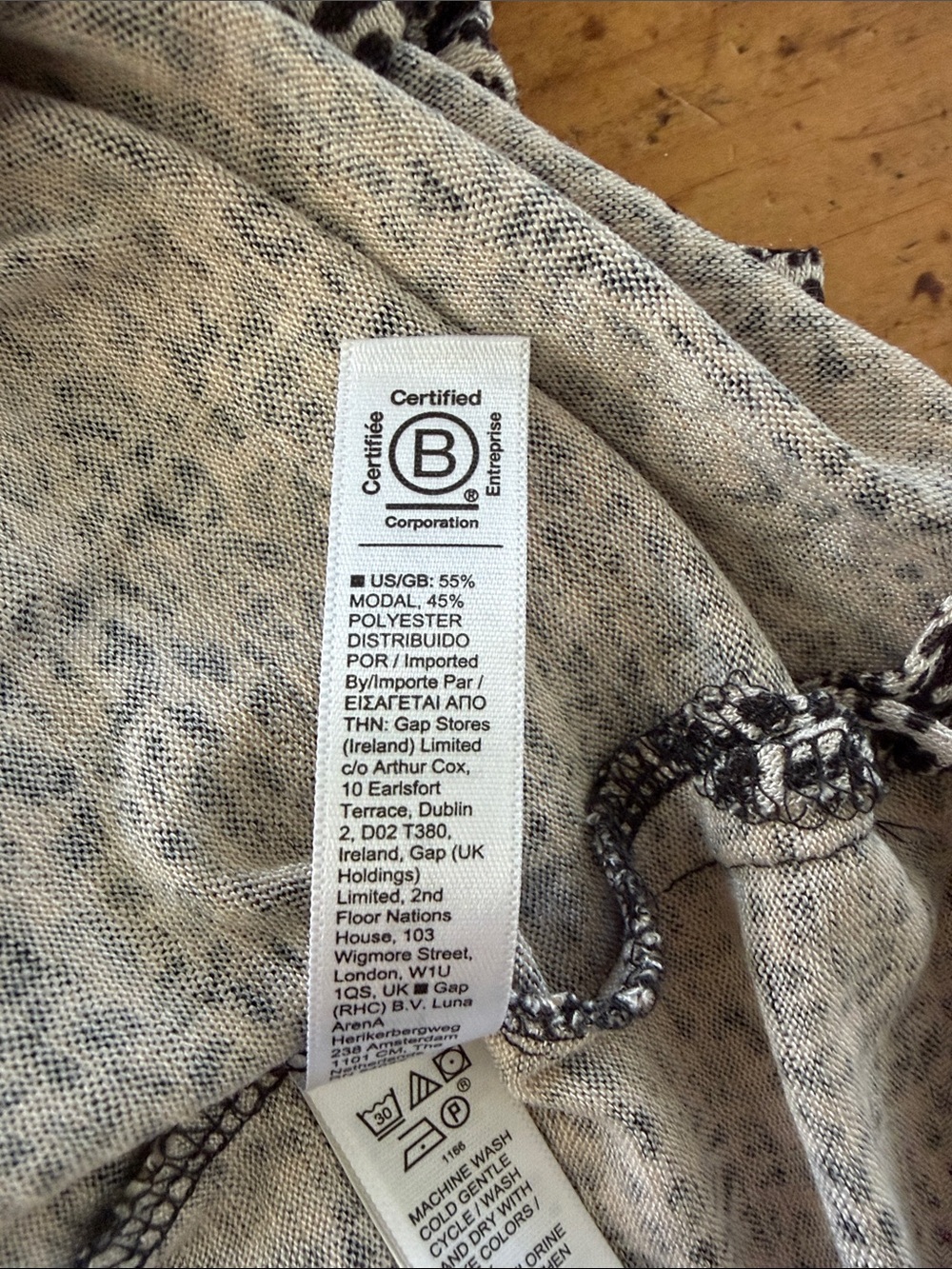 Athleta Breezy Scoop V-neck Tee leopard print size S - Picture 5 of 9